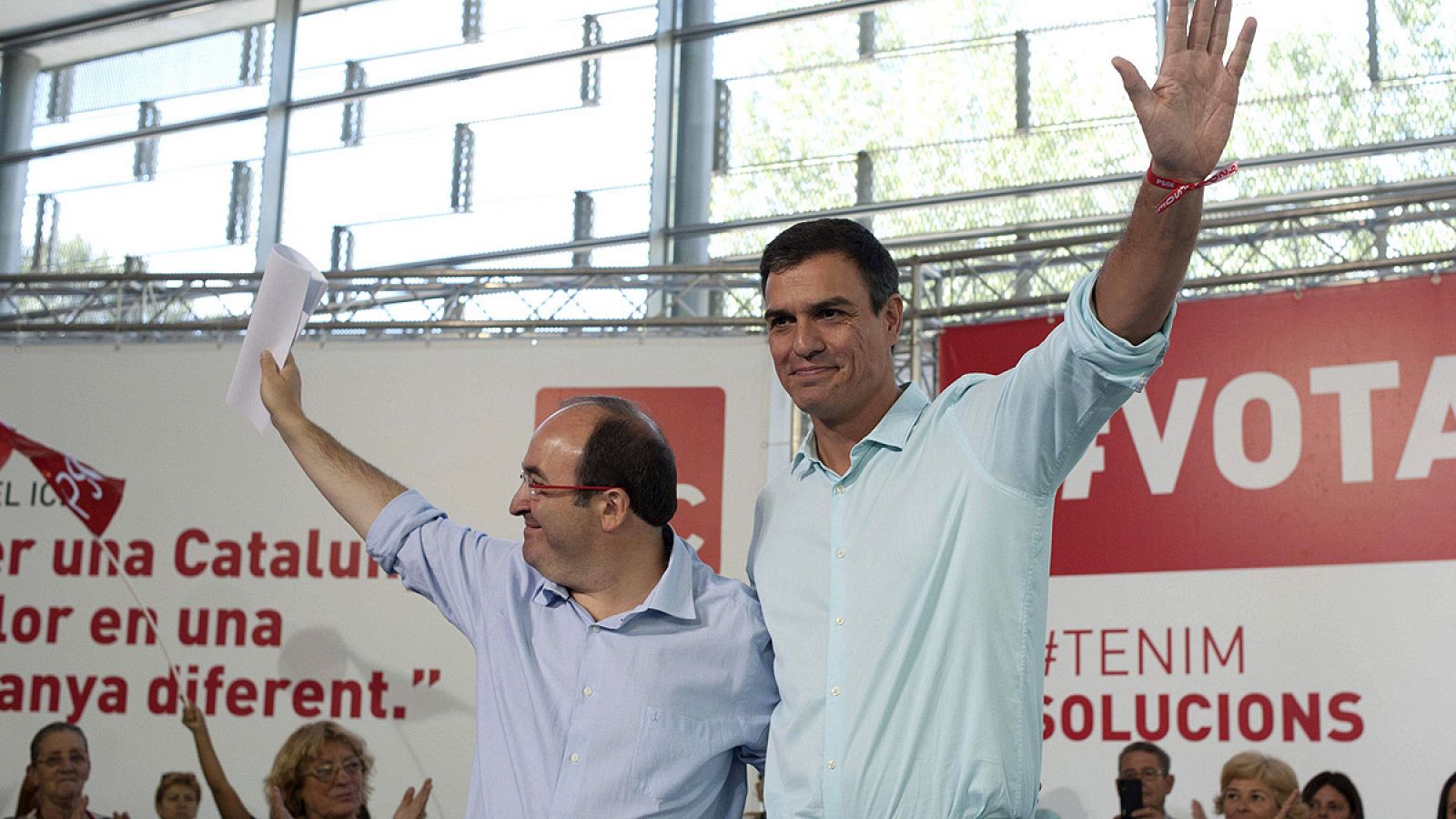 El secretario general socialista, Pedro Sánchez, y el candidato del PSC en las elecciones catalanas, Miquel Iceta, en un acto político en Girona.