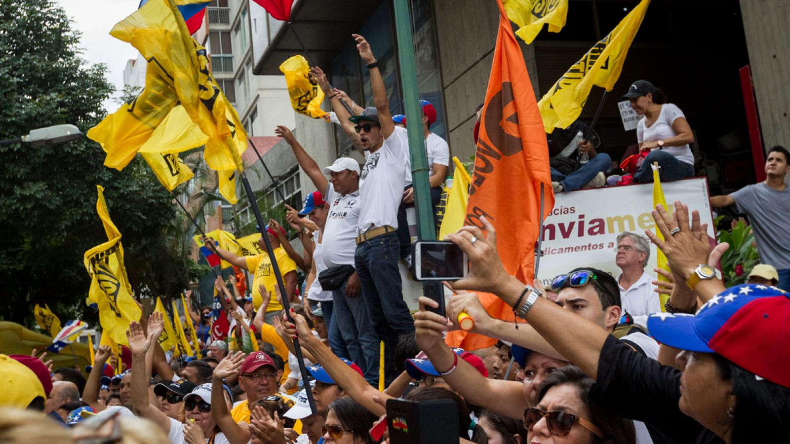 Miles de venezolanos se movilizan en apoyo a López y en rechazo al gobierno del país.
