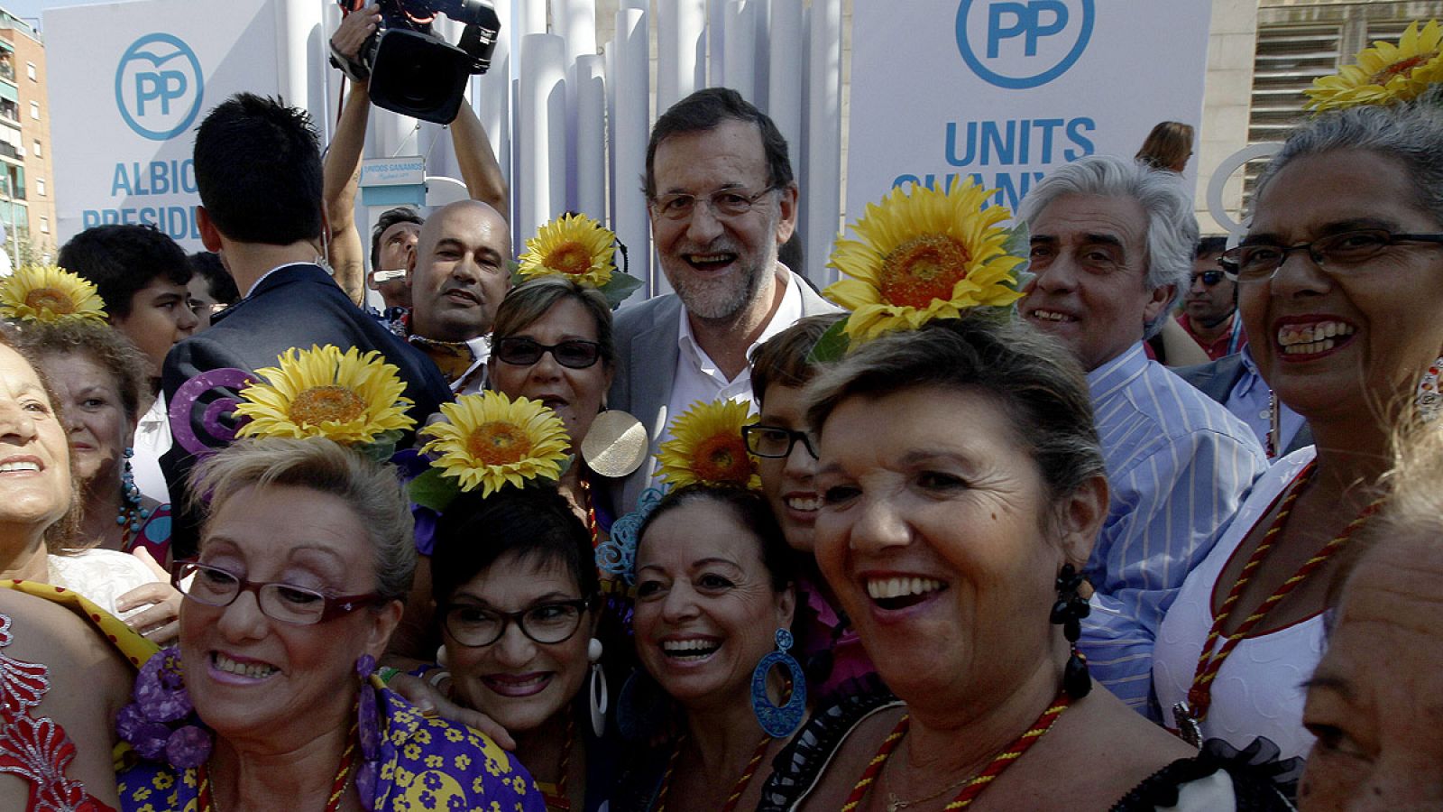 Mariano Rajoy se fotografía con varias simpatizantes a su llegada al mitin del PPC en Badalona (Barcelona).