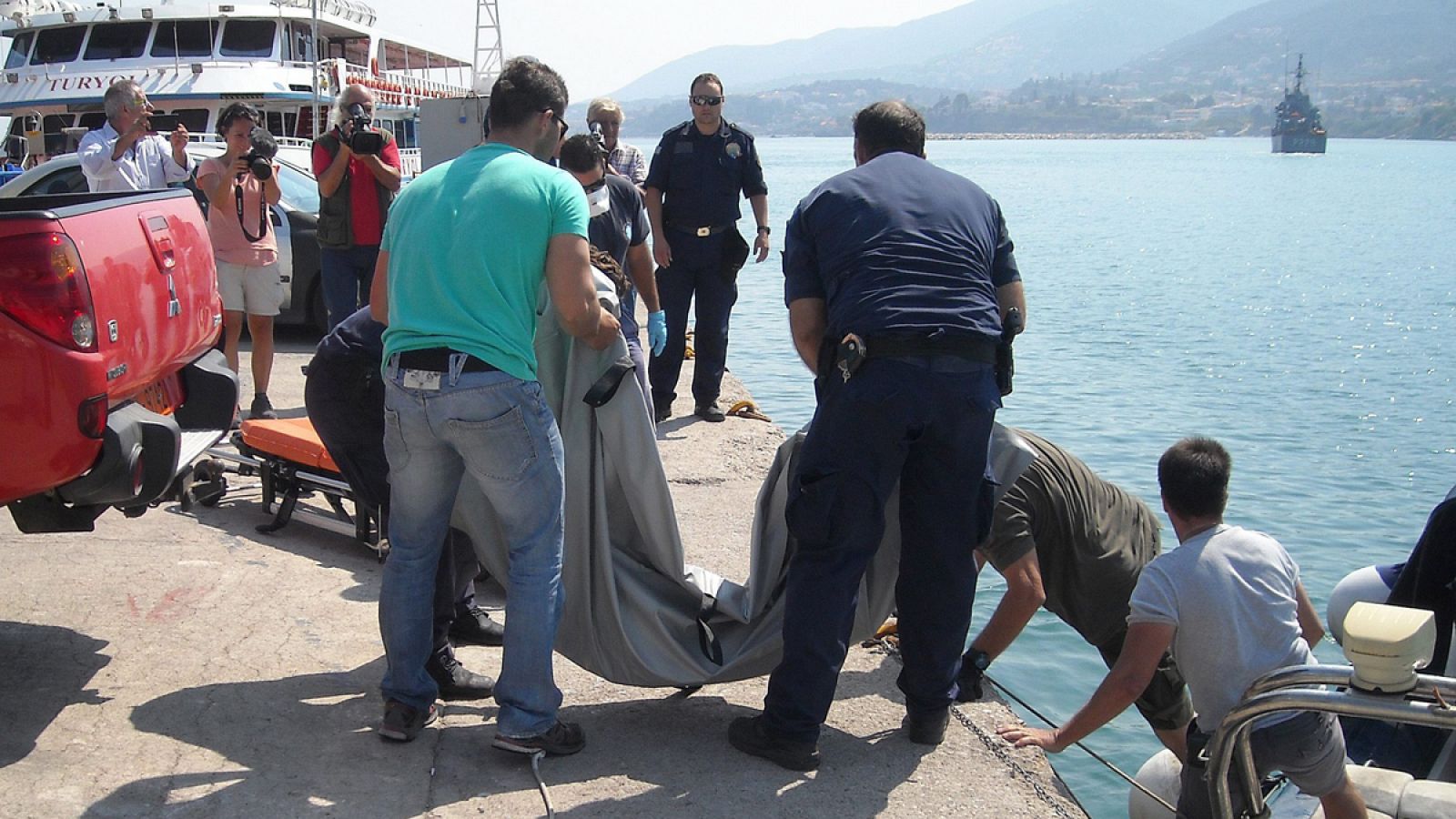 Rescate del cuerpo de una niña refugiada de seis años en las costas de Mytilini, Lesbos, Grecia.