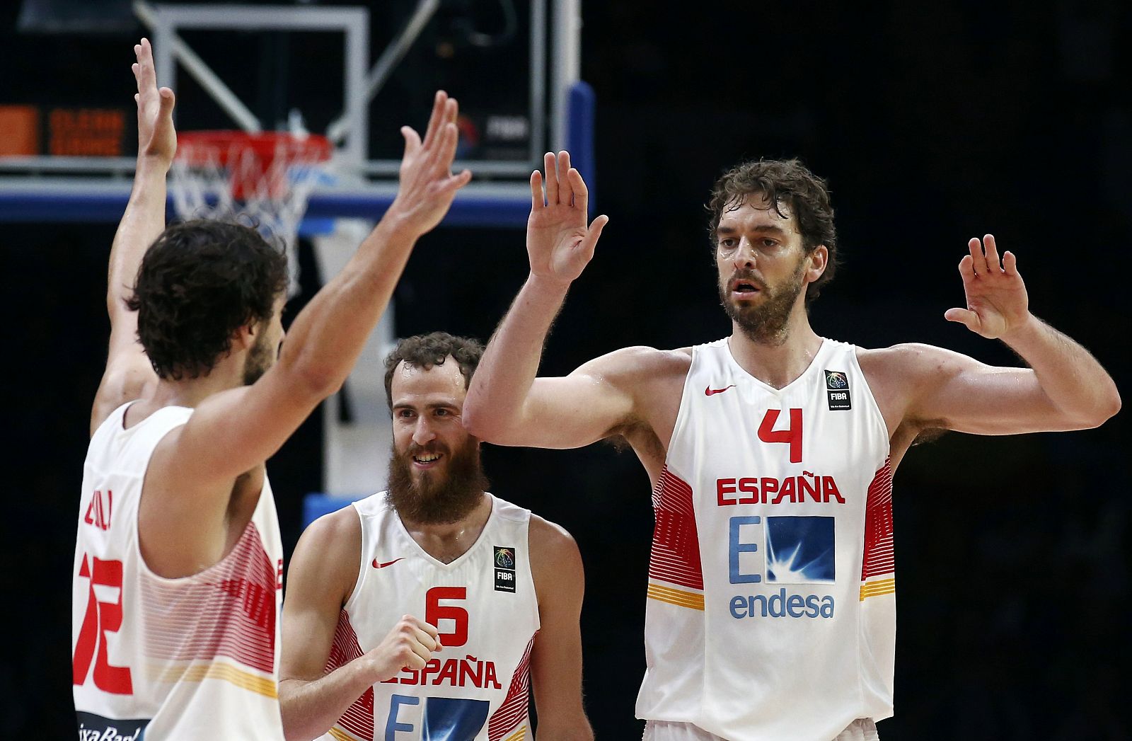 Sergio Llull y Pau Gasol celebran en los instantes finales la victoria de España