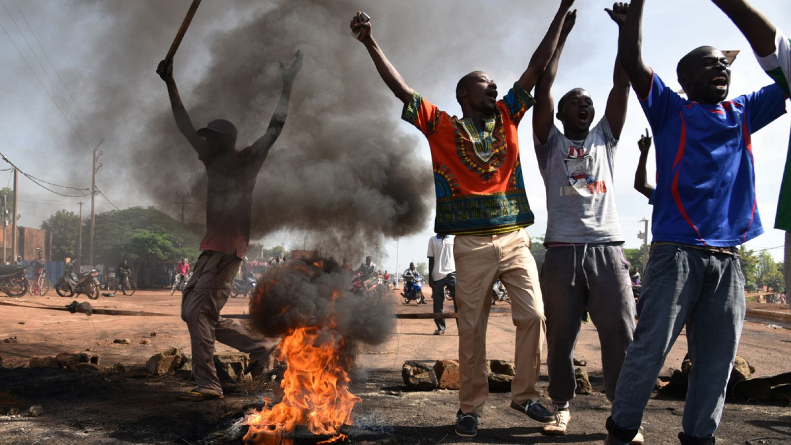 Manifestantes gritan eslógans y queman neumáticos en Uagadugú, capital de Burkina Faso