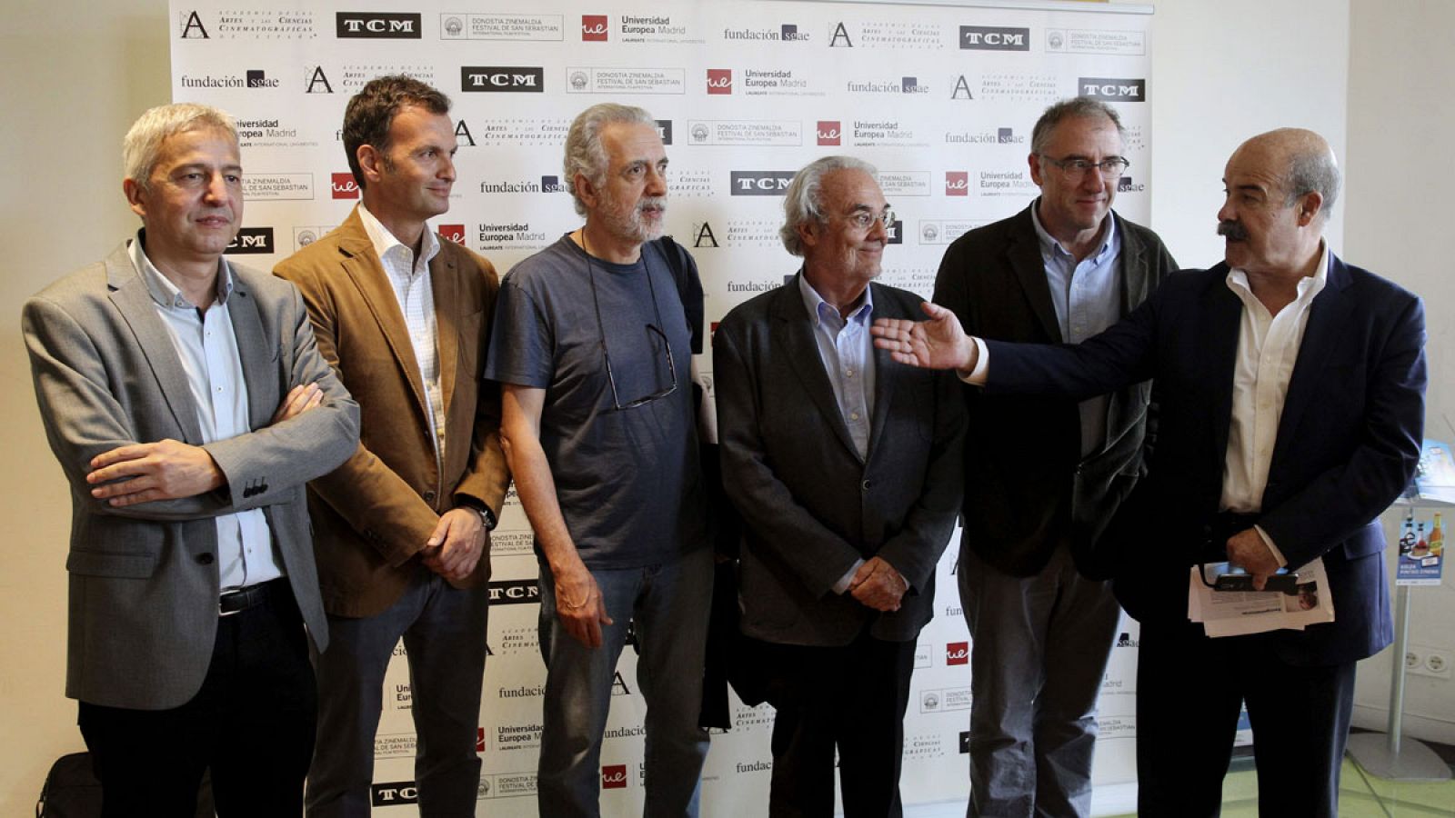 El presidente de la Academia de Cine, Antonio Resines (d), ha ofrecido una conferencia de prensa acompañado por los realizadores, Fernando Trueba (3i), y Manolo Gutiérrez Aragón (3d), el director de comunicación de TCM, Juan Zabala (i), el decano de la UEM, Luis Calandre (2i), y el presidente de la SGAE, Jose Luis Acosta (2d), en el marco de la 63 edición del Festival de Cine de San Sebastián.