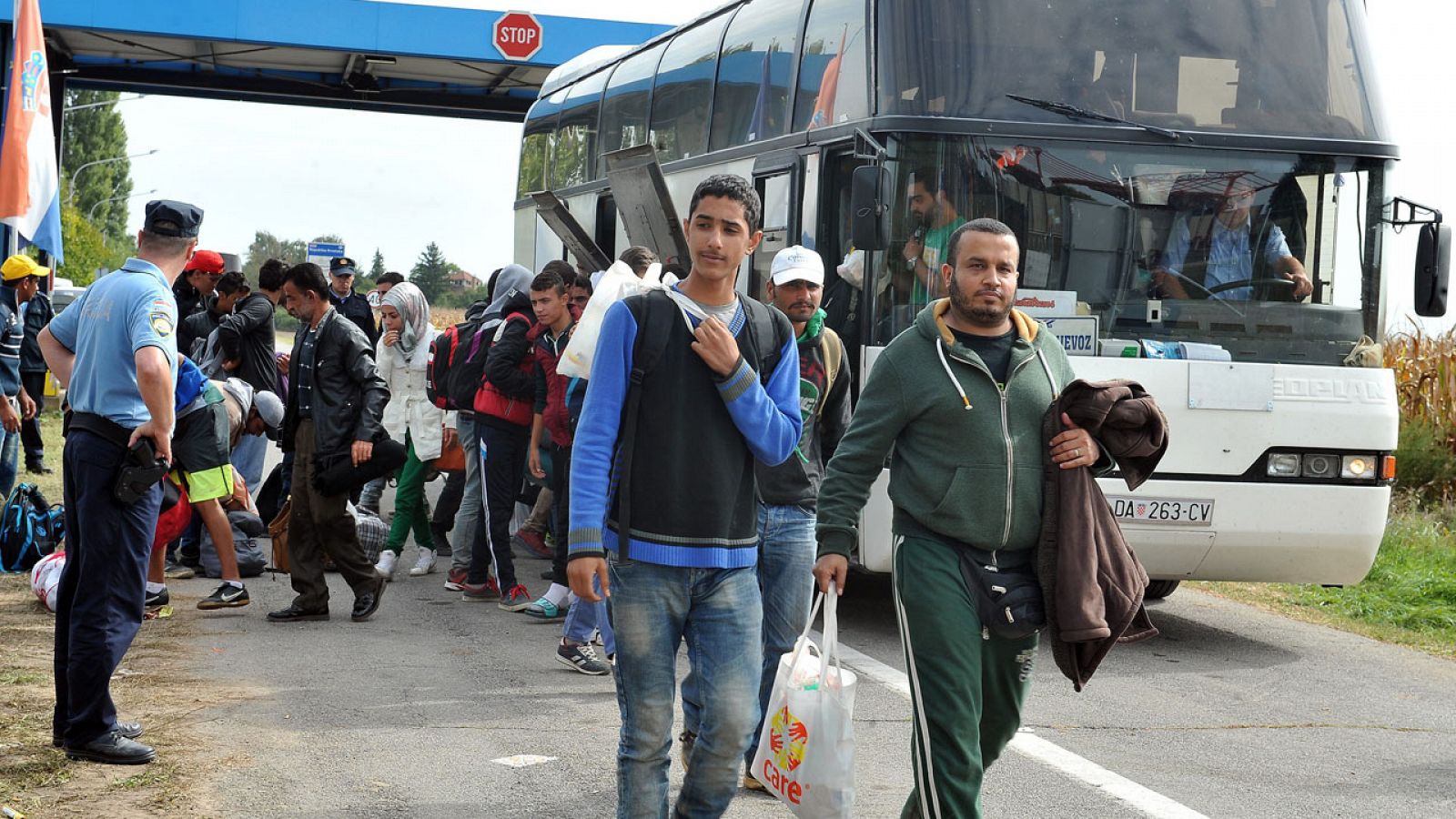 Refugiados en el lado croata de la frontera entre Croacia y Hungría este martes.