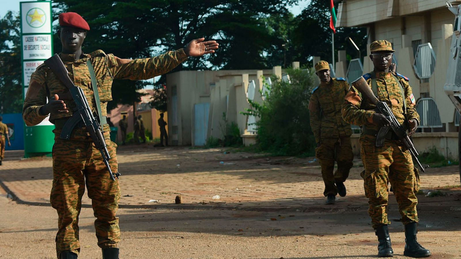 Miembros del Ejército de Burkina Faso patrullan las calles de Uagadugú.