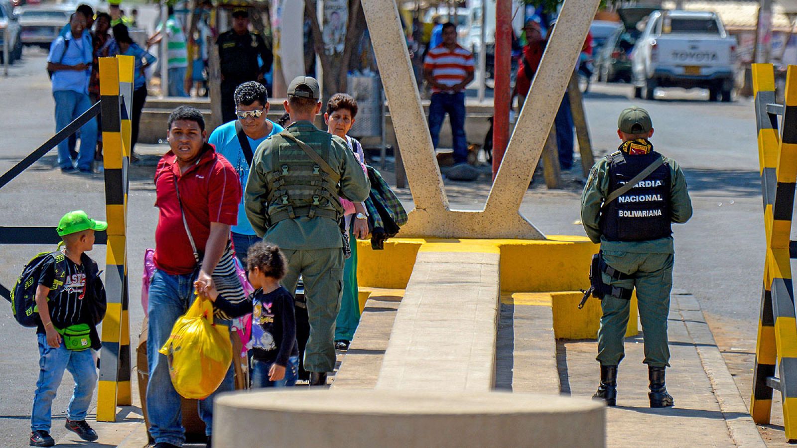 Venezolanos cruzan la frontera con Colombia en Paraguachón, estado de Zulia, el 14 de septiembre de 2015. AFP PHOTO / Federico Parra