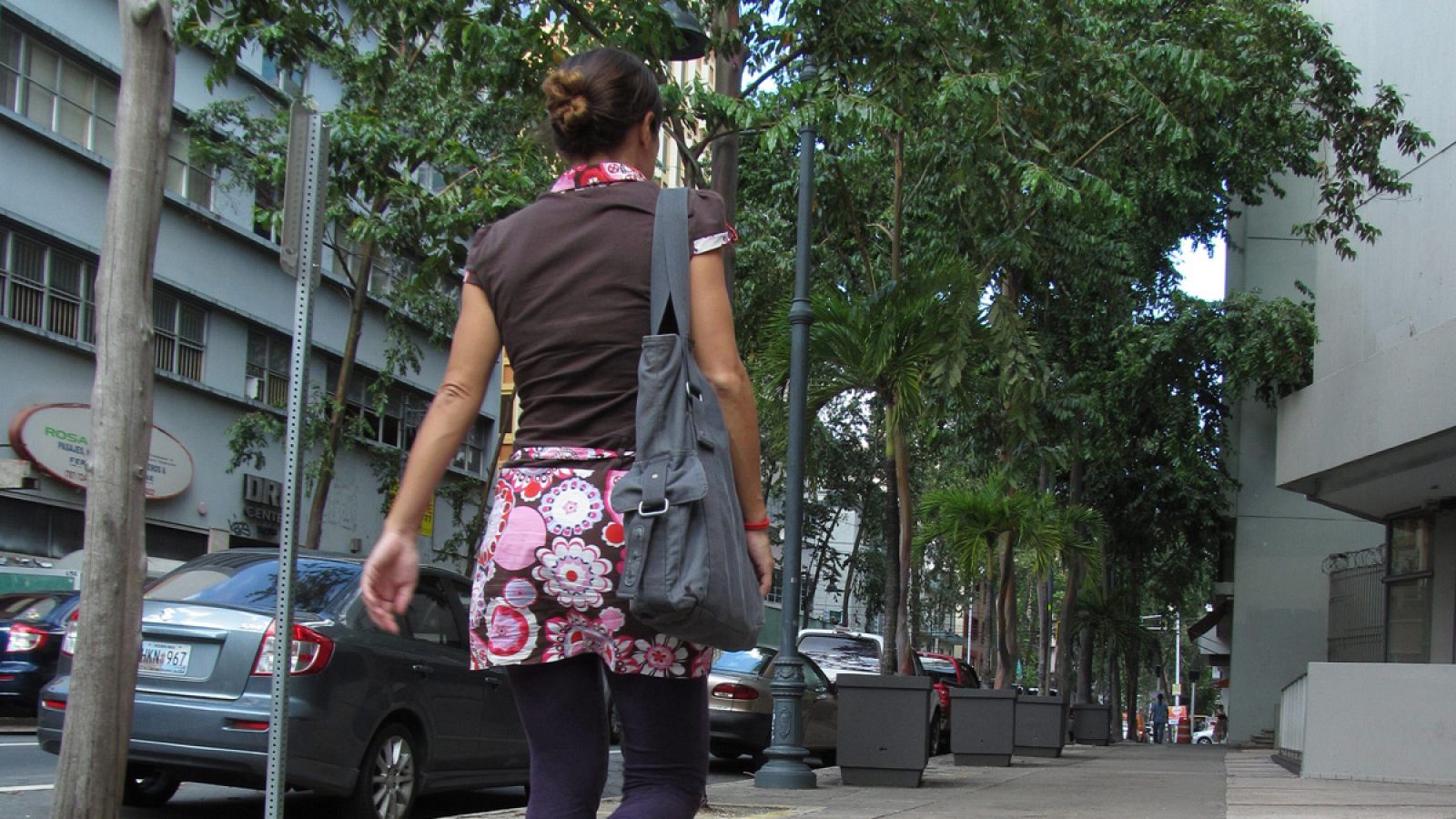 Imagen de arhivo de una joven andando por la calle.
