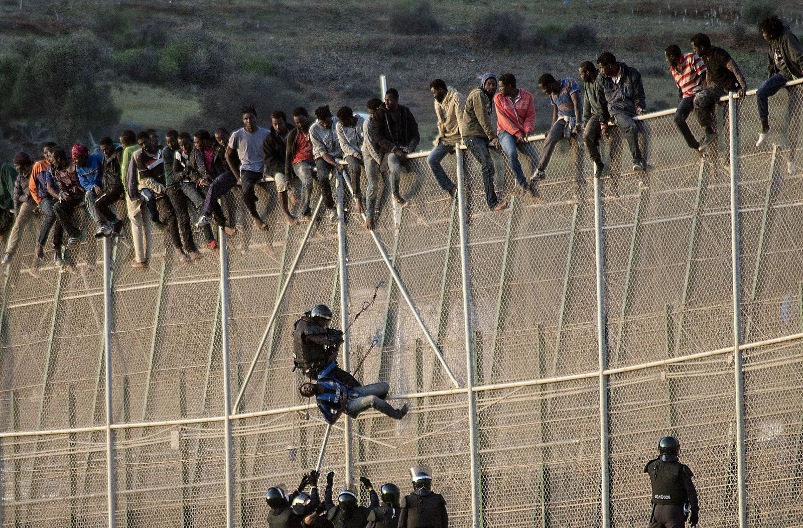 La Guardia Civil impide a un grupo de migrantes cruzar la valla de Melilla en una imagen de archivo.