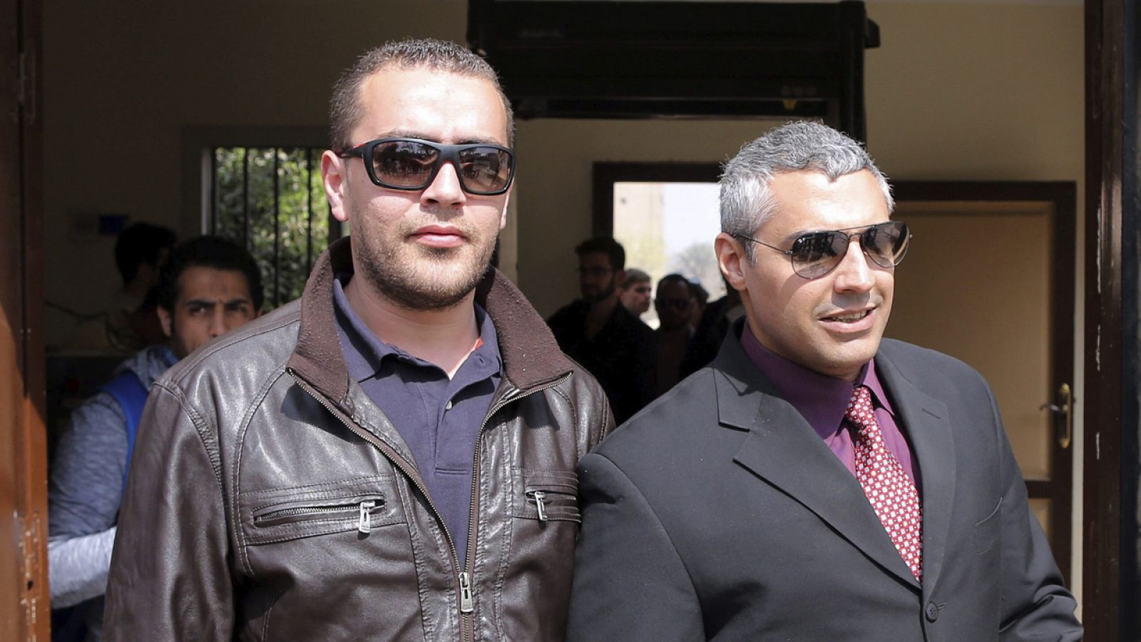 El periodista canadiense Mohammed Fahmy (dcha) y su compañero Baher Mahmoud (izda) a las puertas de los juzgados en El Cairo (Egipto)