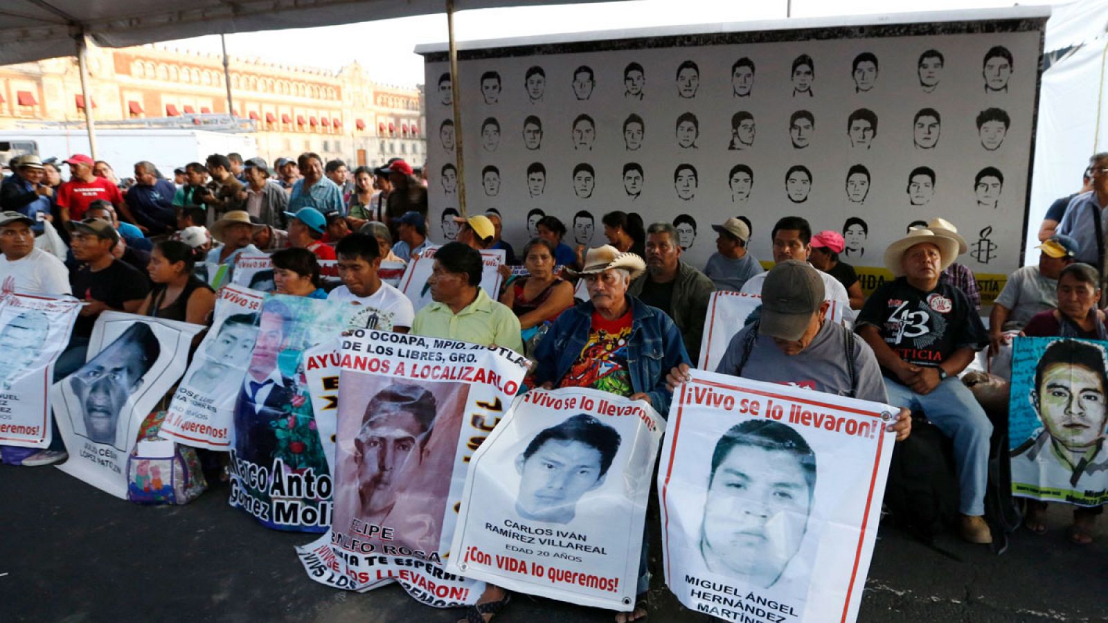 Los padres de los 43 jóvenes desaparecidos en Iguala comienzan su protesta en Ciudad de México.
