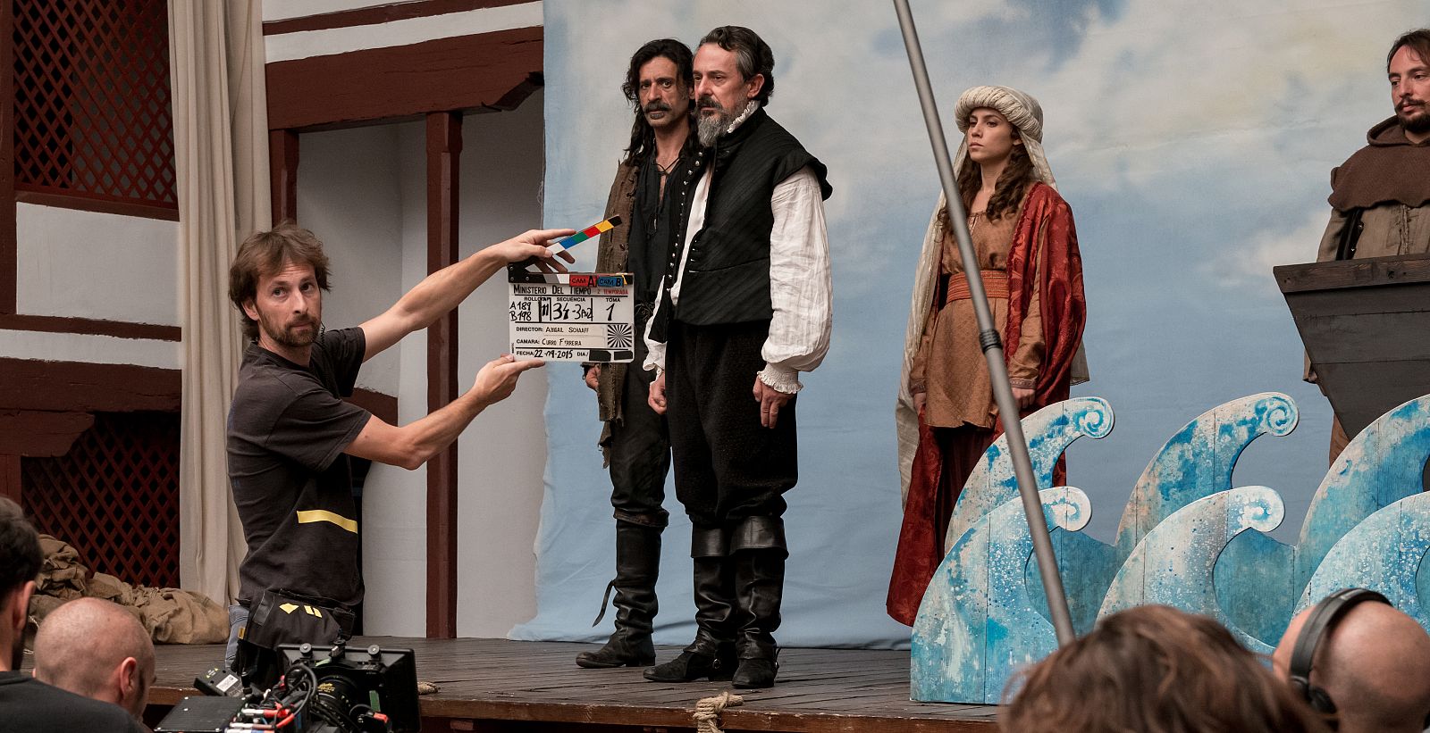 Nacho Fresneda, Pere Ponce y Aura Garrido rodando sobre el escenario de Almagro.