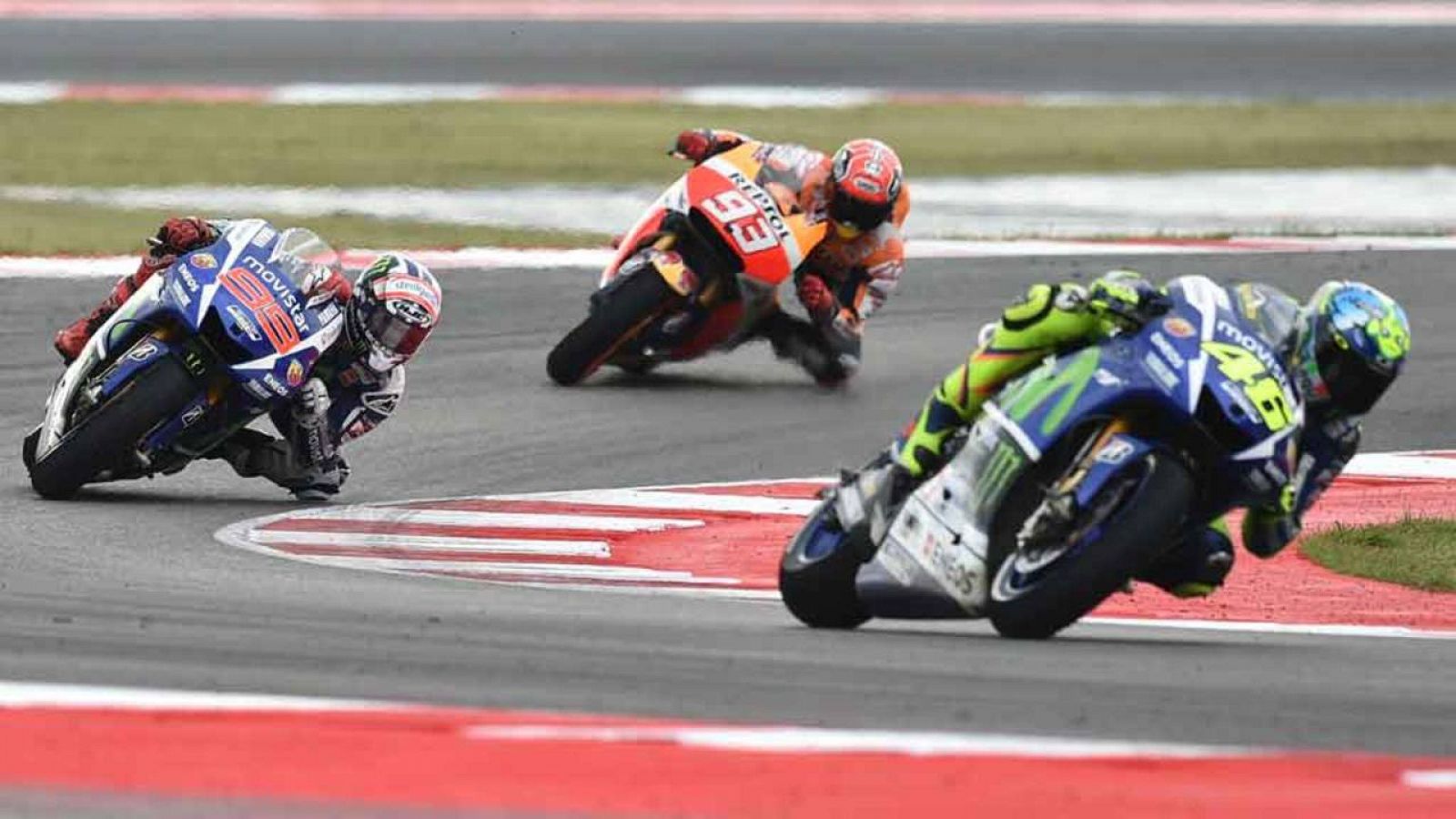 Rossi, Lorenzo y Márquez, durante la disputa del pasado GP de San Marino