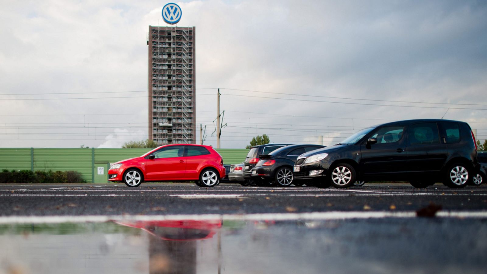 Vehículos estacionados en la planta de Volkswagen en Wolfsburgo