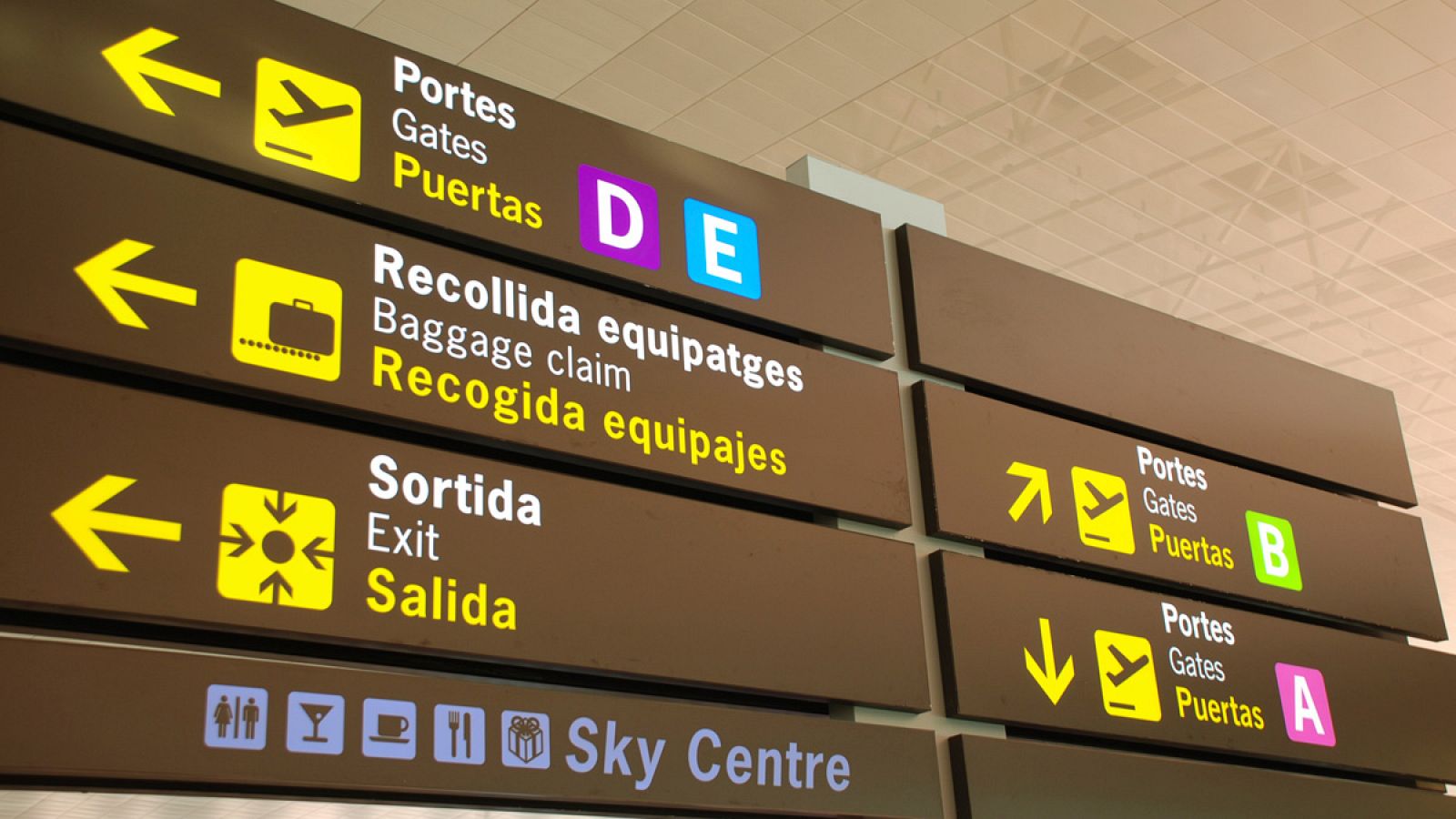 Panel informativo en el Aeropuerto de Barcelona-El Prat