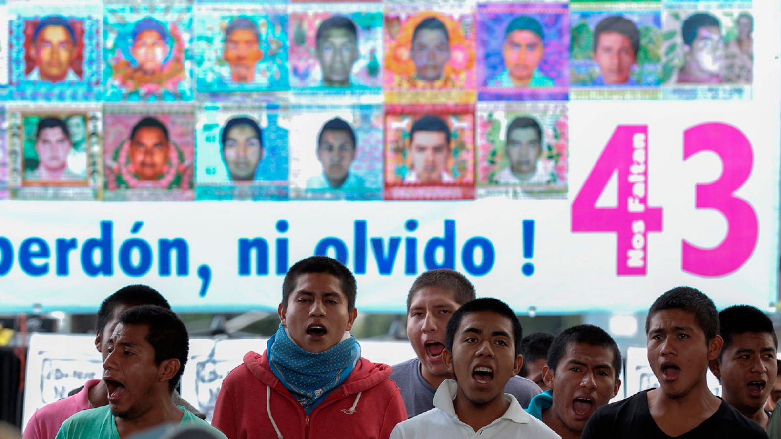 Jóvenes que apoyan a los familiares de los estudiantes desaparecidos en Iguala protestan en la plaza del Zócalo en Ciudad de México.