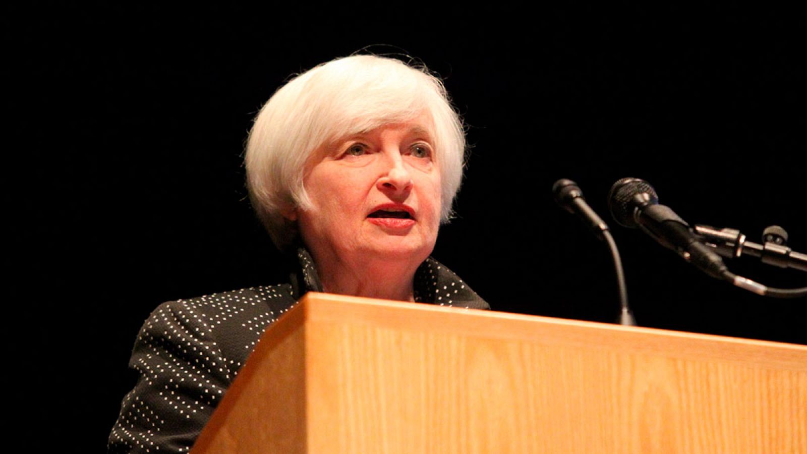 Janet Yellen, presidenta de la Reserva Federal de EE.UU. durante su discurso en la Universidad de Massachusetts.