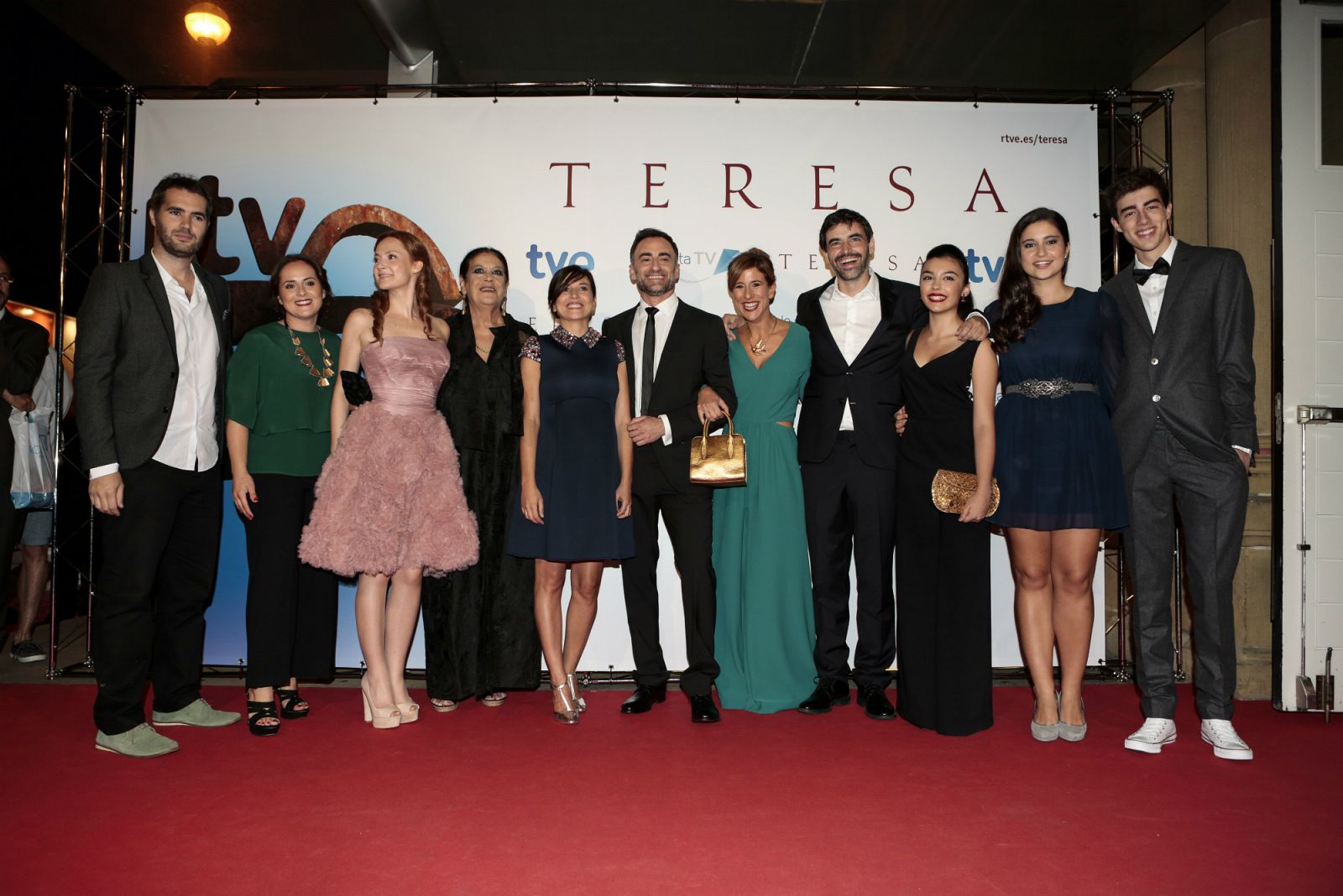 El reparto de 'Teresa', anoche en el Festival de San Sebastián / FOTOS MONTSE G. CASTILLO Y GARI GARAIALDE