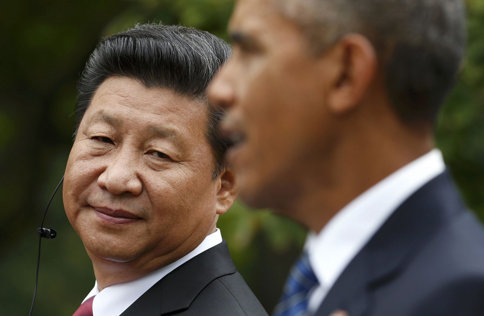El presidente chino Xi Jinping escucha a Obama en una rueda de prensa conjunta en la Casa Blanca.