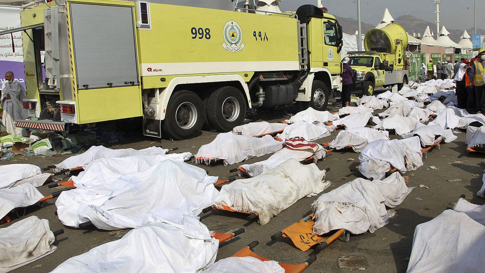 Cuerpos cubiertos de algunos de los peregrinos muertos en la estampida en La Meca