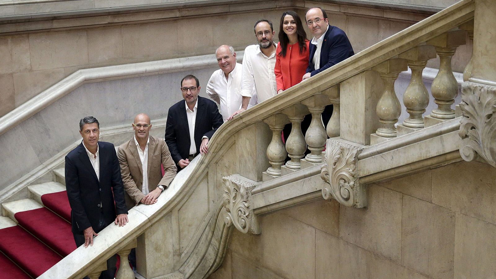 Los candidatos en las elecciones catalanas posan en las escaleras del Parlament.