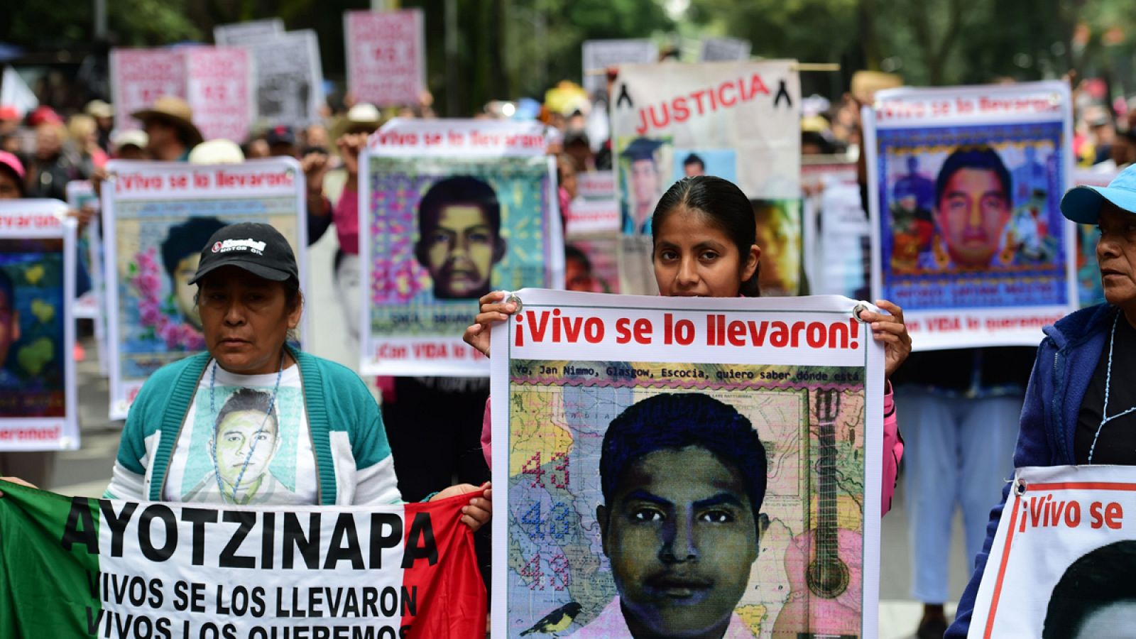 Familiares y amigos manifestándose este viernes pidiendo justicia por los 43 estudiantes desaparecidos en Iguala, México