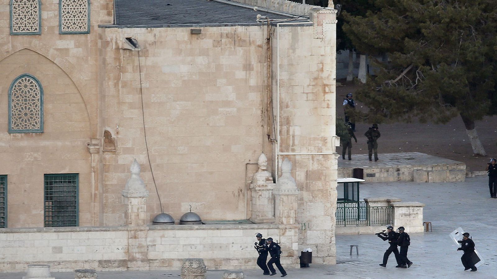 Policías israelíes se enfrentan con jóvenes palestinos frente a la mezquita de Al Qasa, en Jerusalén