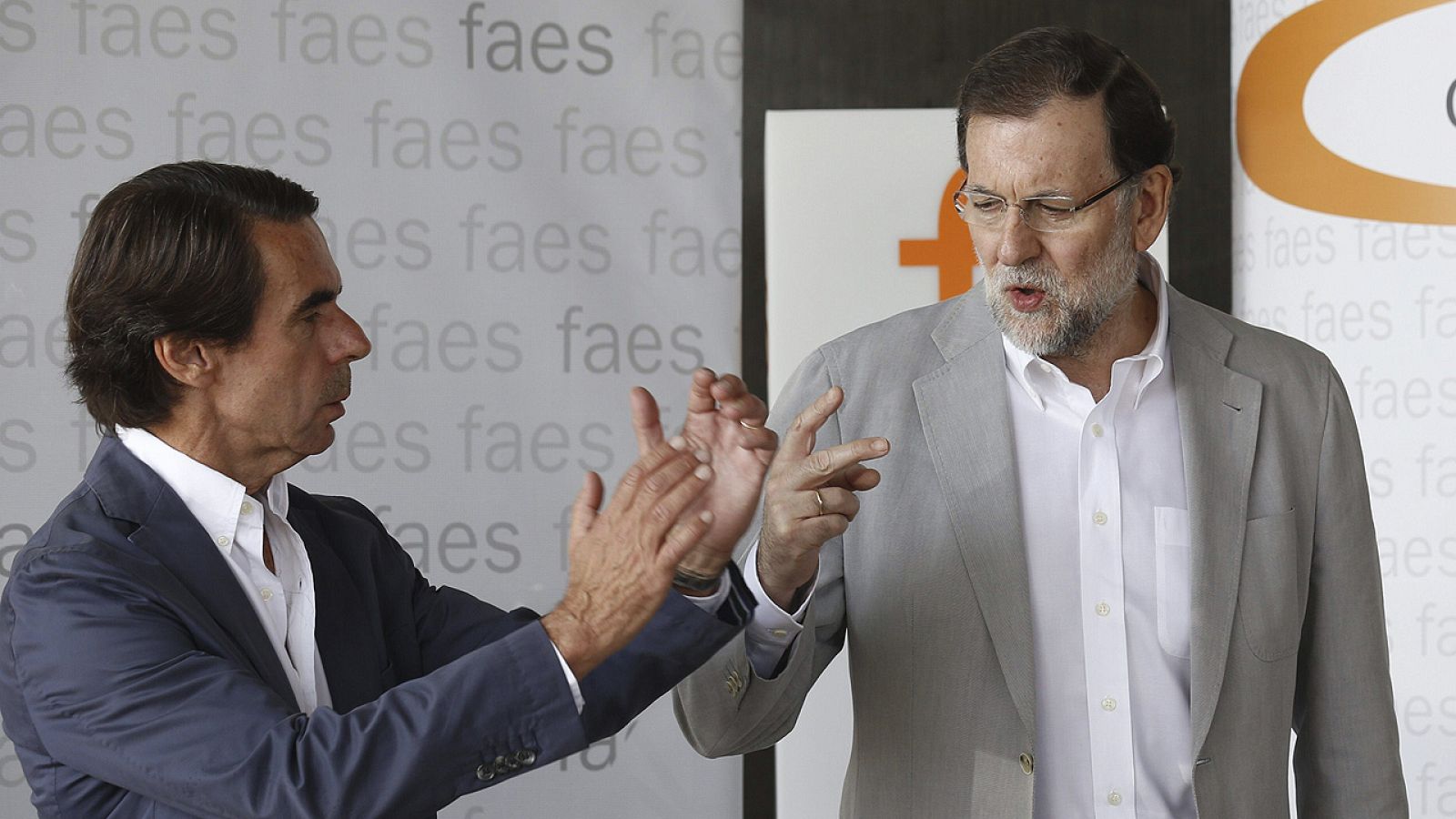 El presidente del Gobierno y del PP, Mariano Rajoy (d), junto al presidente de honor del PP y presidente de FAES José María Aznar