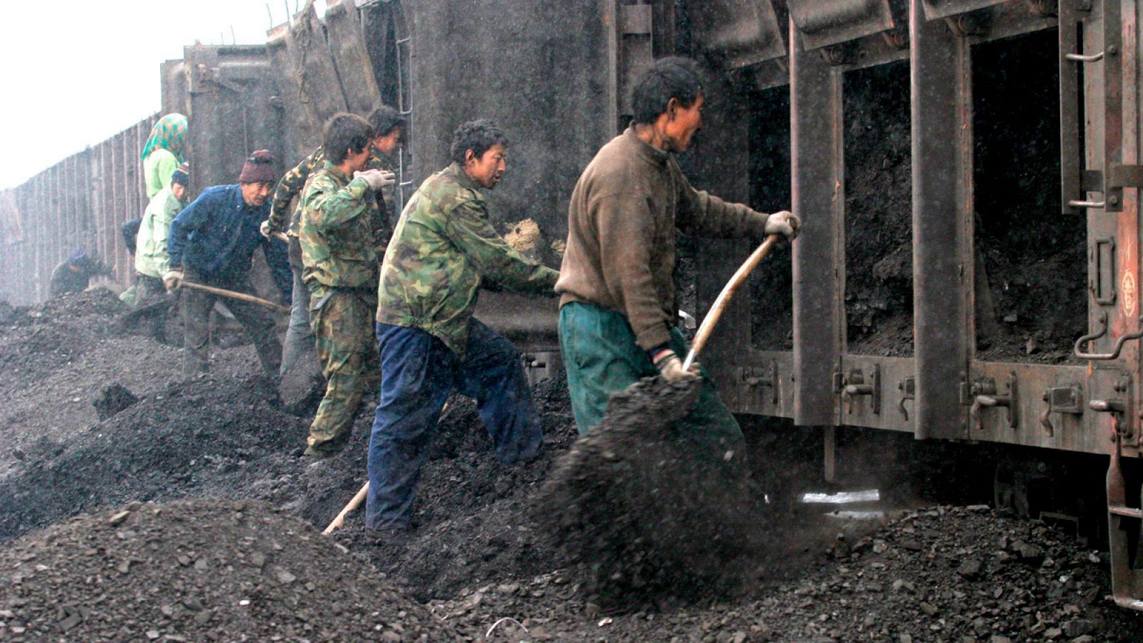 Trabajadores cargan con carbón un tren en la estación de Shenyang, al noreste de China