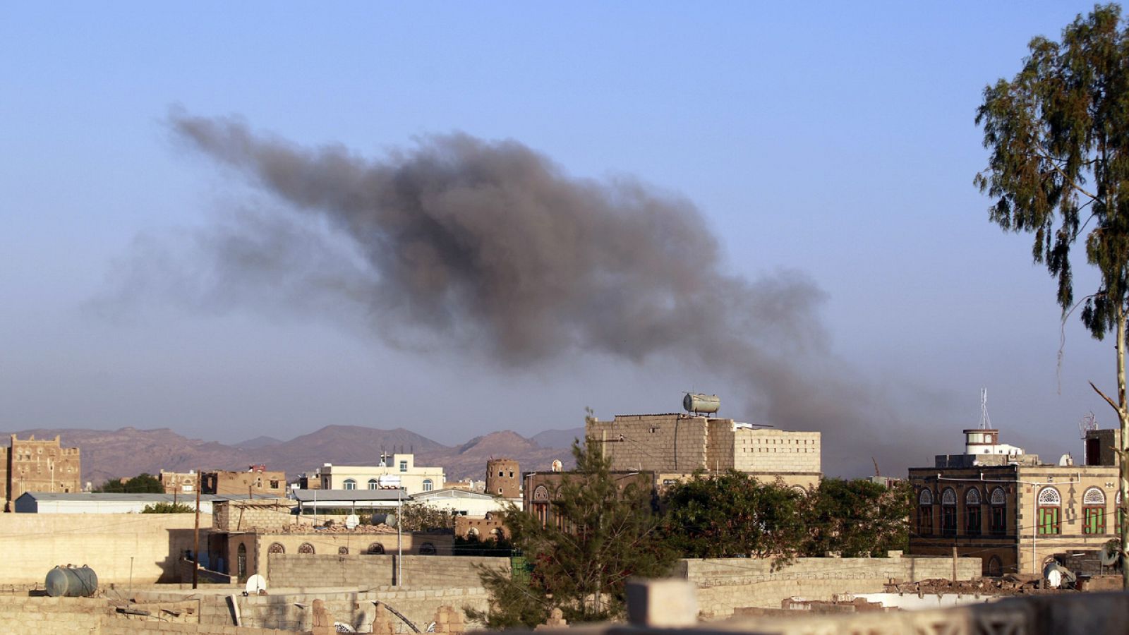 Columna de humo tras un bombardeo en Saná el sábado.