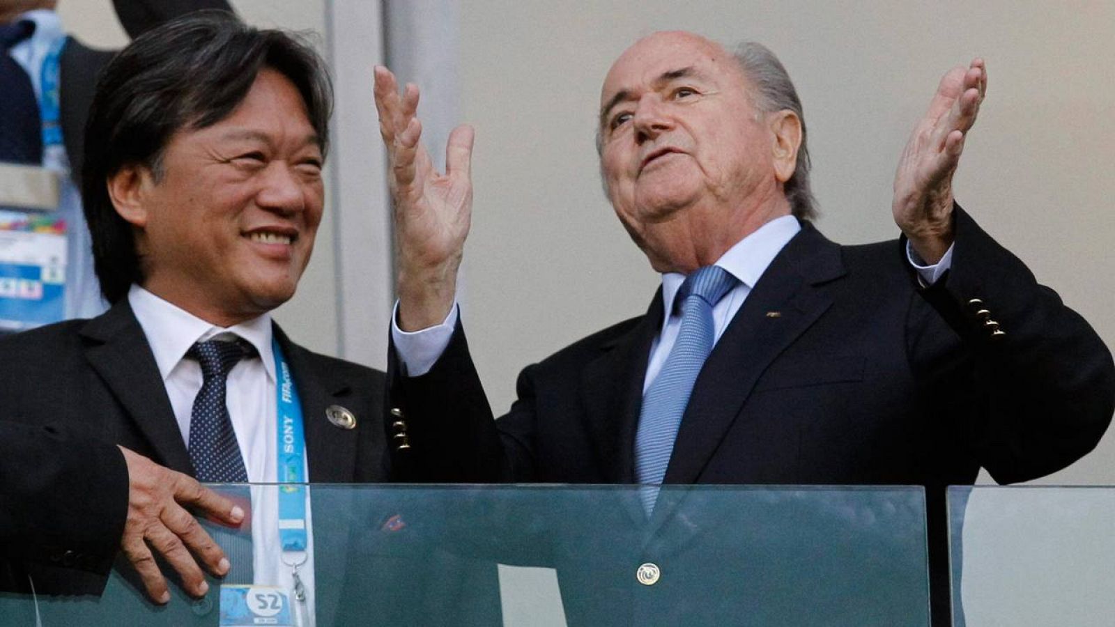 Eduardo Li, a la izquierda, junto a Joseph Blatter en una imagen de archivo