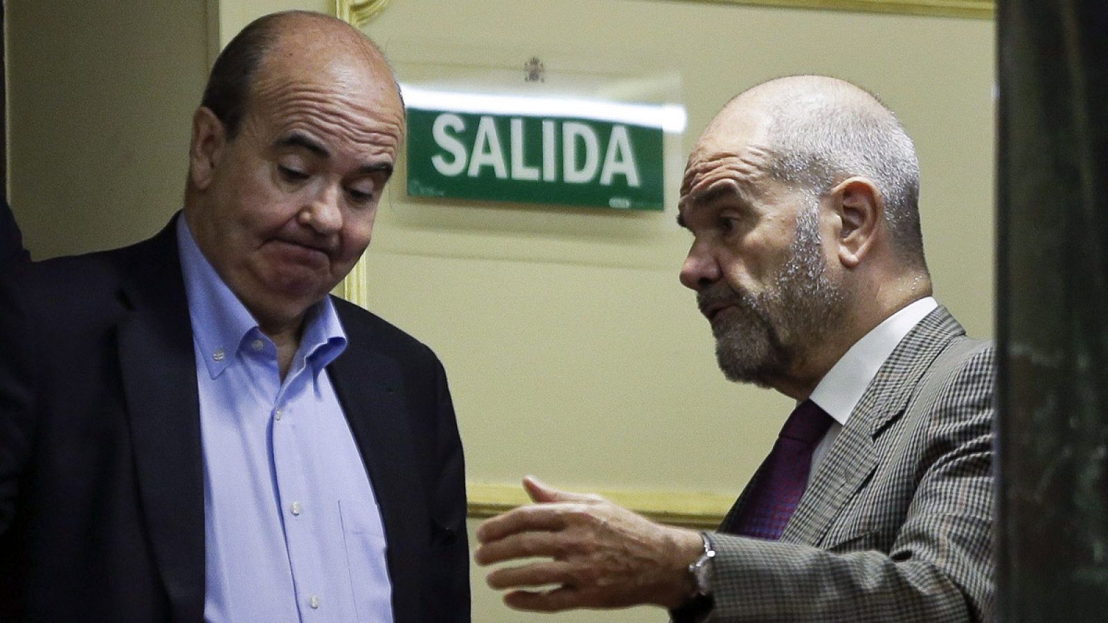 El exconsejero de la Junta andaluza y exdiputado socialista Gaspar Zarrías, con el expresidente andaluz Manuel Chaves, en el Congreso.