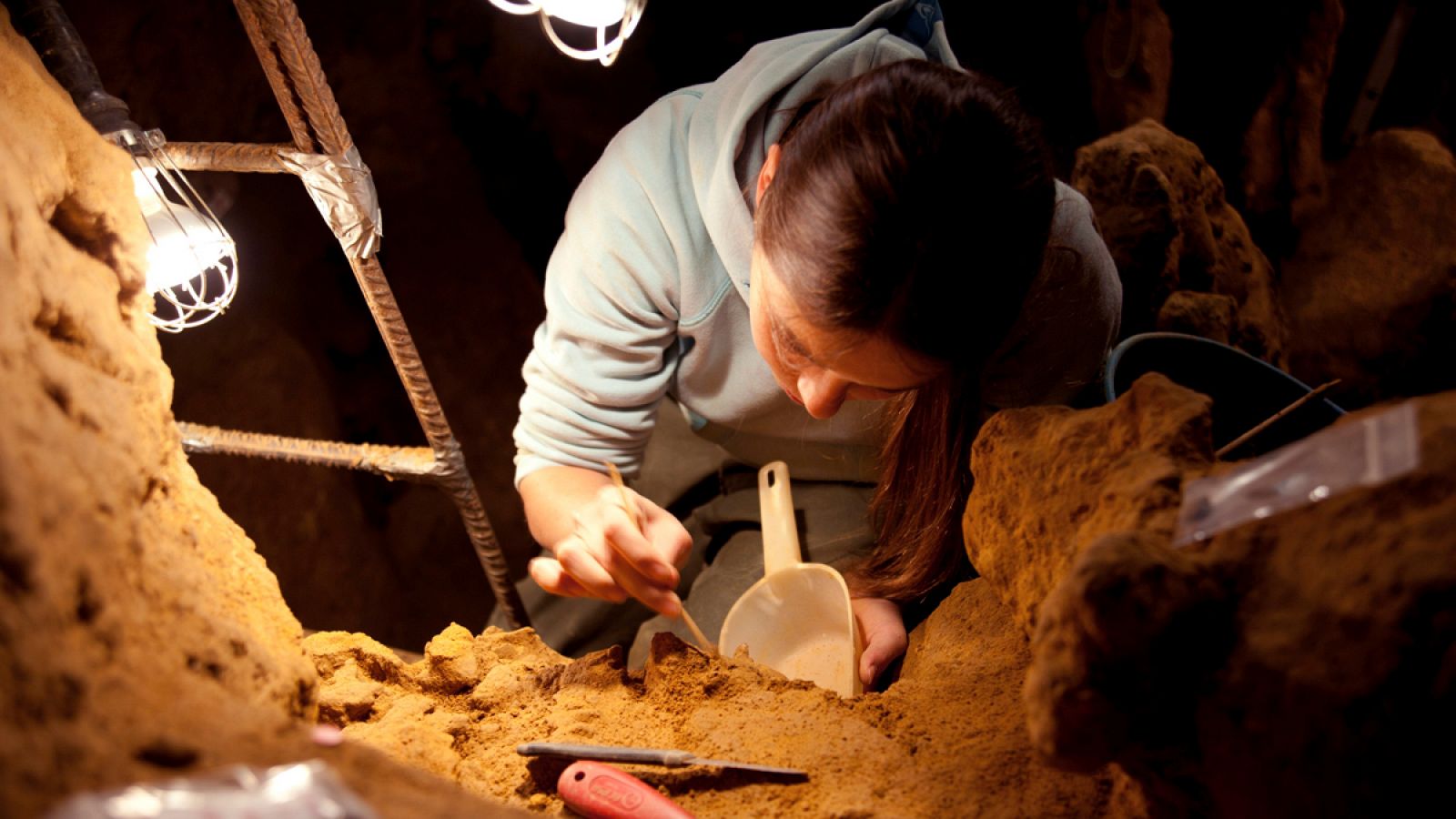 Imagen de una investigadora trabajando en el yacimiento de El Sidrón, en Asturias.