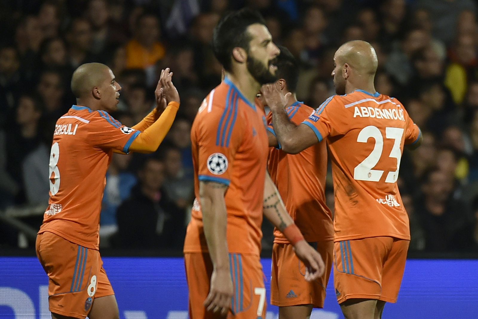 Feghouli celebra con sus compañeros el 0-1 del Valencia en Lyon