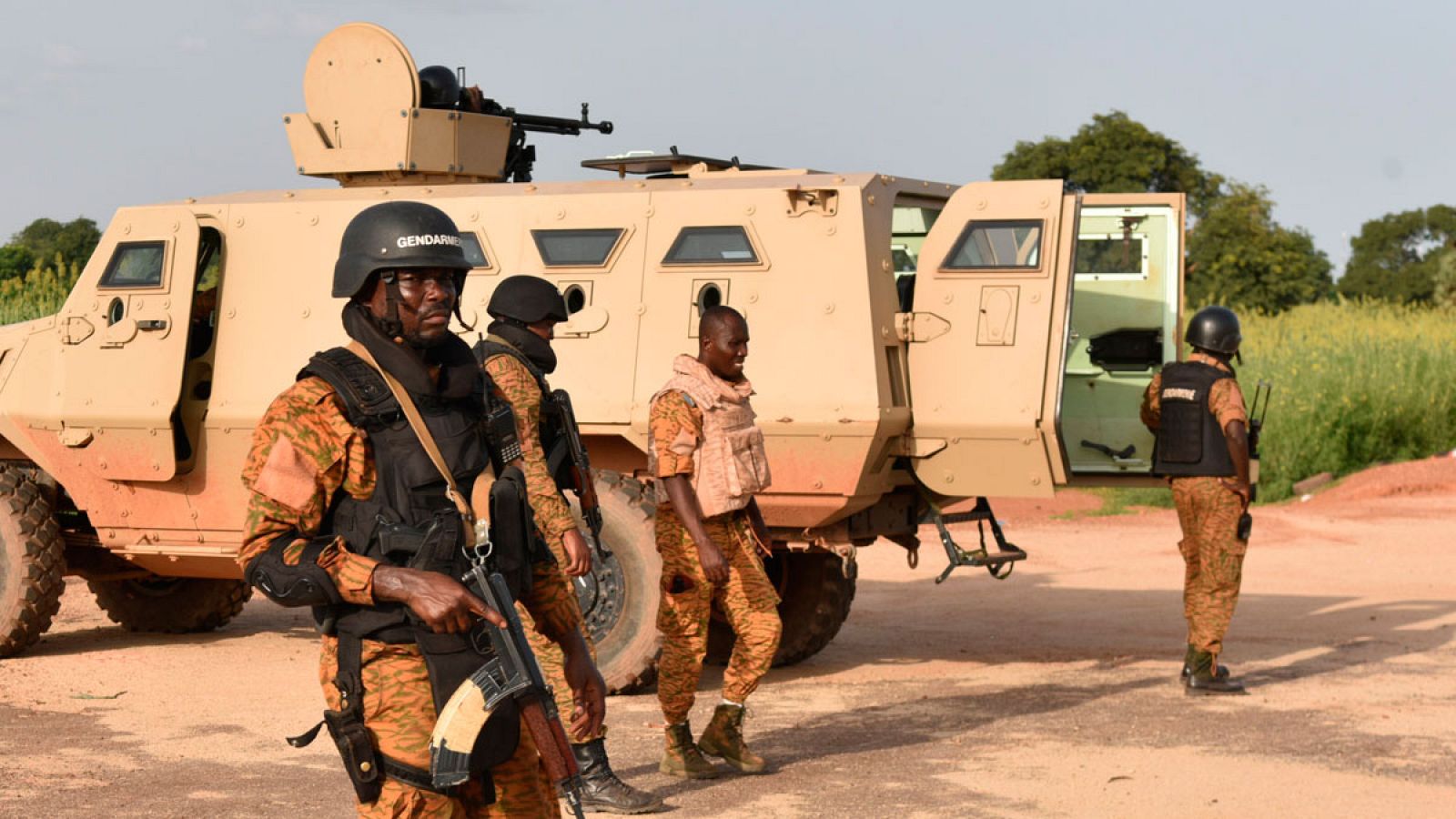 Militares leales al Gobierno de Burkina Faso rodean el cuartel de los golpistas en Uagadugú.