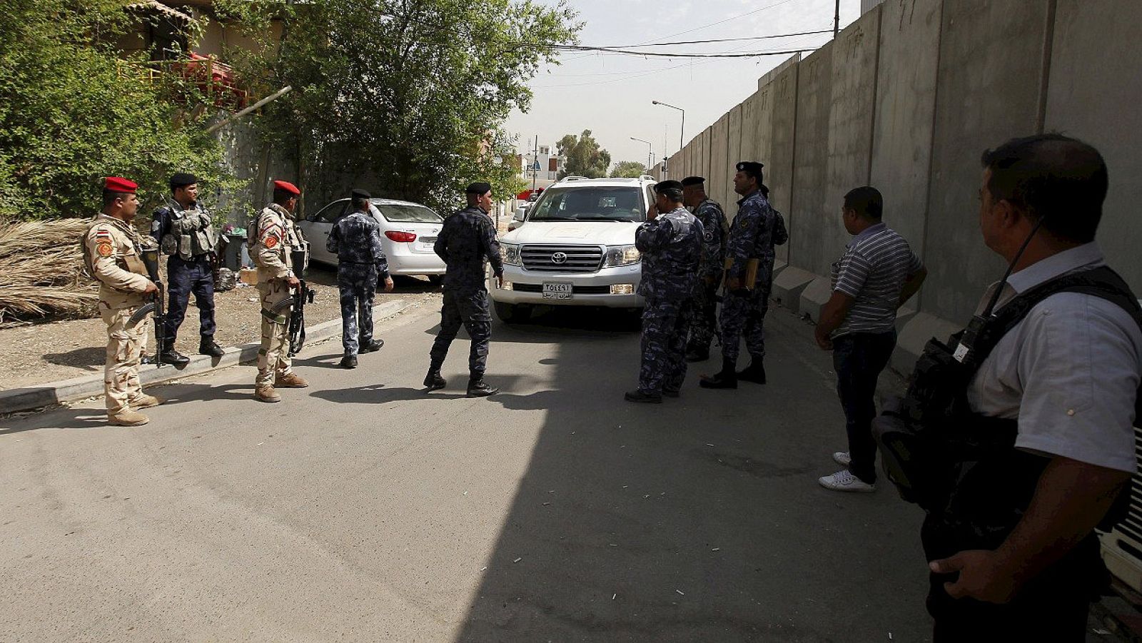 Miembros de la seguridad iraquí montan guardia frente a la embajada turca en Bagdad, tras la liberación de los 16 trabajadores turcos, el 30 de septiembre de 2015. REUTERS/Ahmed Saad
