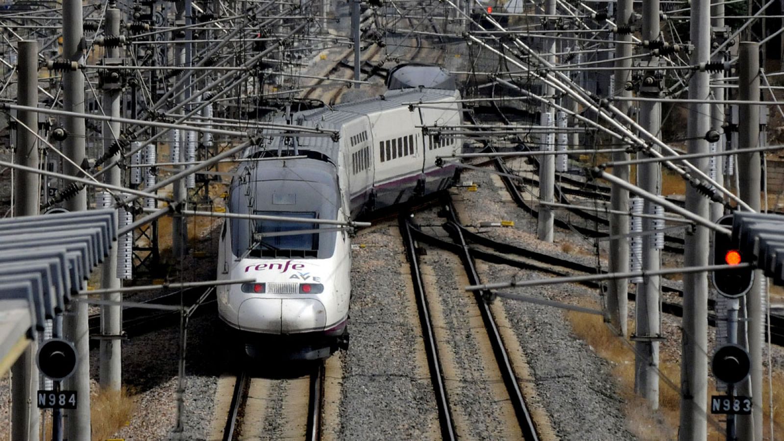 Un tren AVE entrando en una estación