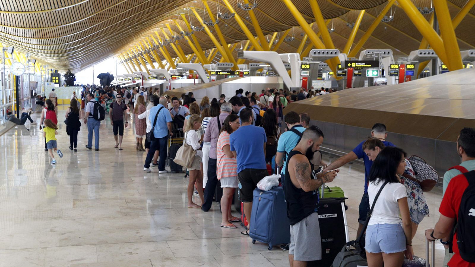 Viajeros en la zona de salidas de la T4, en el aeropuerto Adolfo Suárez Madrid-Barajas