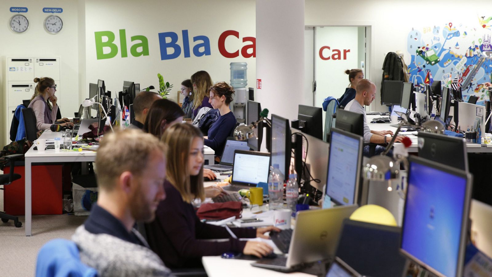Trabajadores de BlaBlaCar en las oficinas de la compañía en París, Francia