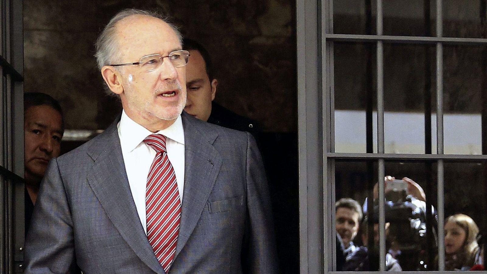 El exvicepresidente económico, Rodrigo Rato, sale de su casa