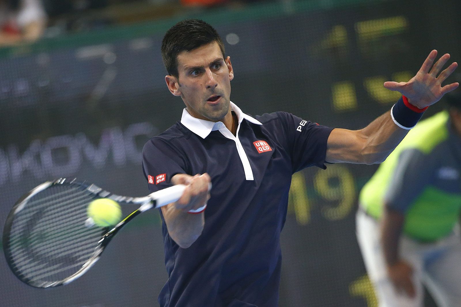 El tenista serbio Novak Djokovic devuelve la bola al español Rafael Nadal.