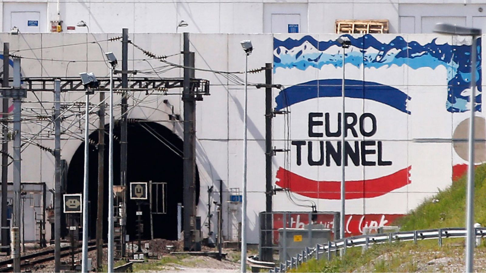 Vista de la entrada del Eurotúnel, que conecta Francia e Inglaterra por debajo del canal de la Mancha, en Coquelles, cerca de Calais, Francia.