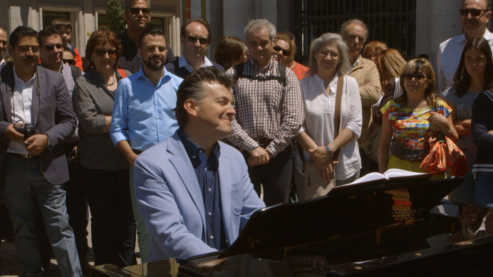 Ramón Gener tocando el piano en pleno corazón de Madrid