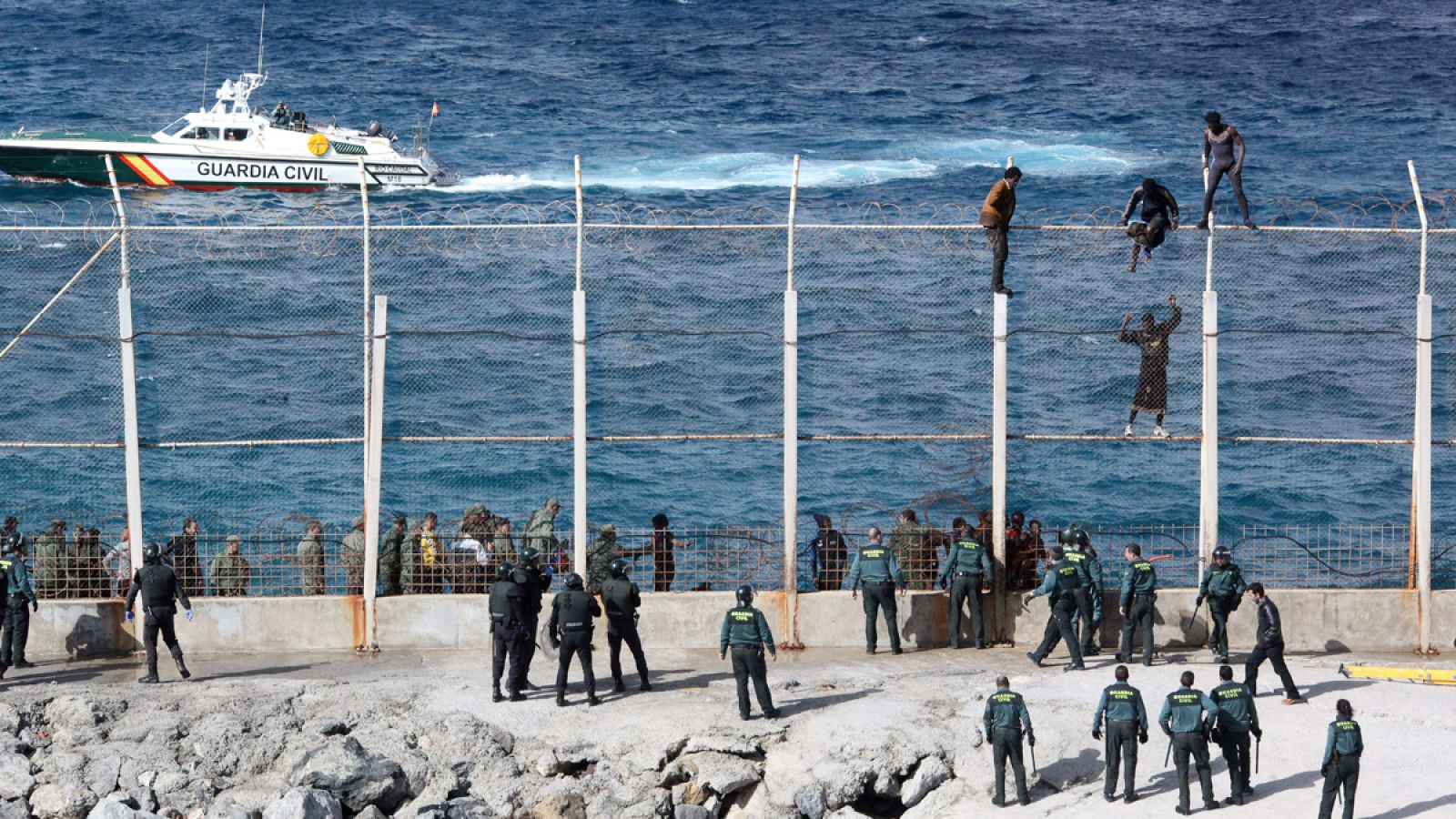 Un grupo de inmigrantes trata de entrar en la frontera norte de Benzú (Imagen de archivo)