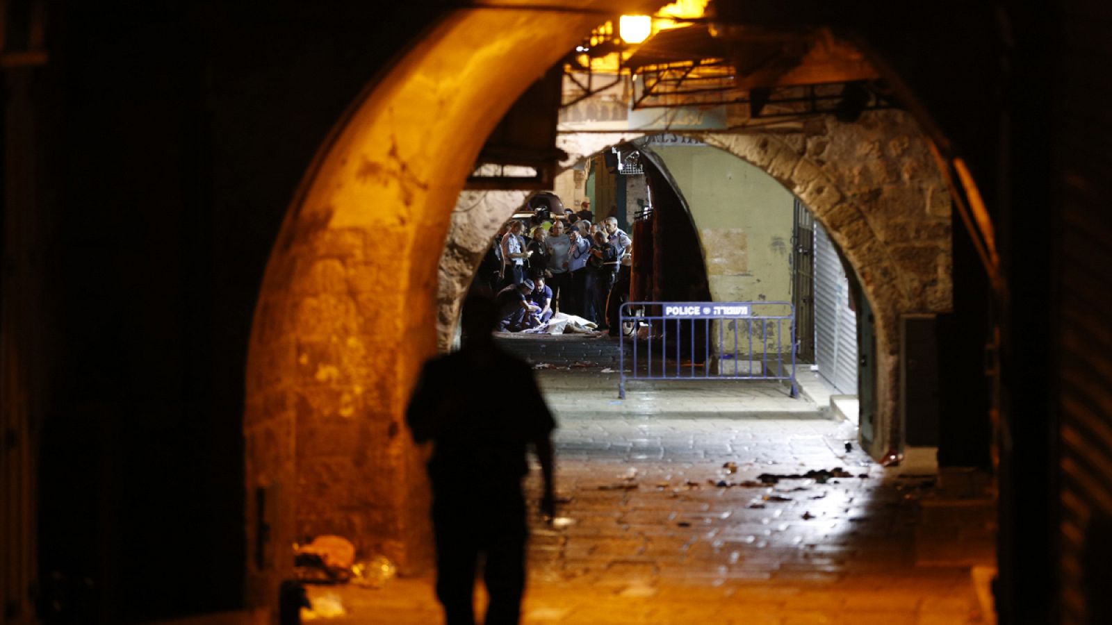 Las fuerzas de seguridad y de emergencia israelíes junto a una víctima mortal del atentado perpetrado en la Ciudad Vieja de Jerusalen