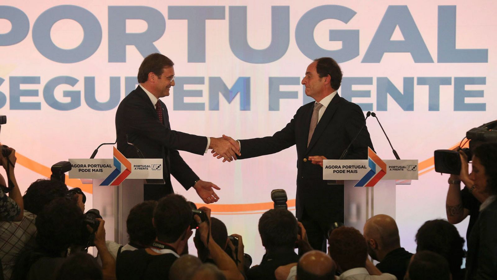 El actual primer ministro de Portugal y líder de la coalición conservadora, Pedro Passos Coelho, junto a Paulo Portas, presidente del Partido Popular.