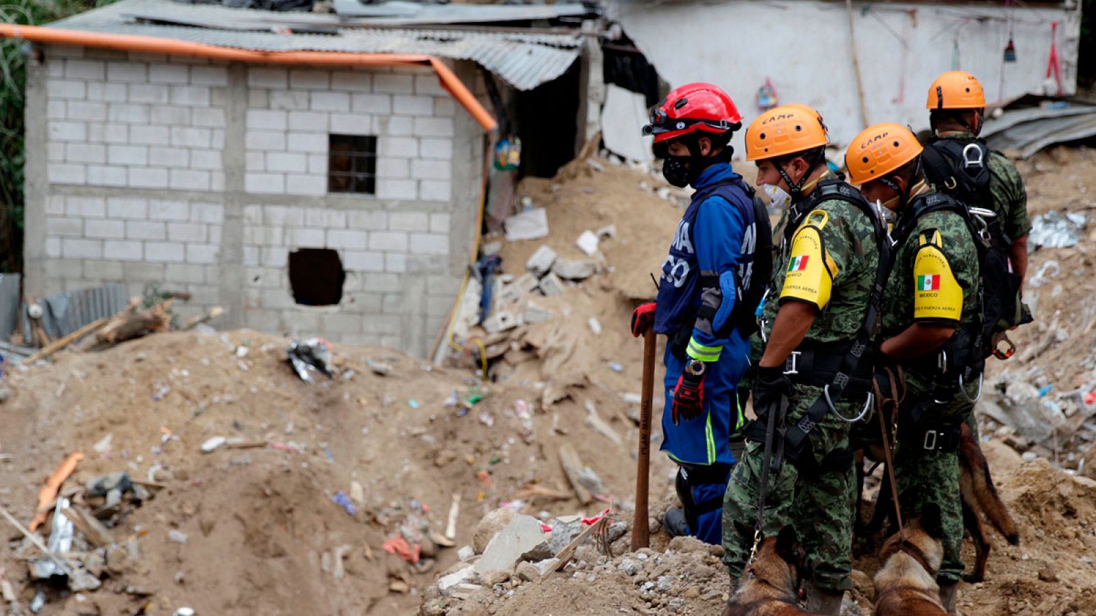 Varios miembros del equipo de rescate observan una de las zonas arrasadas por el alud de tierra en Santa Catarina Pinula.
