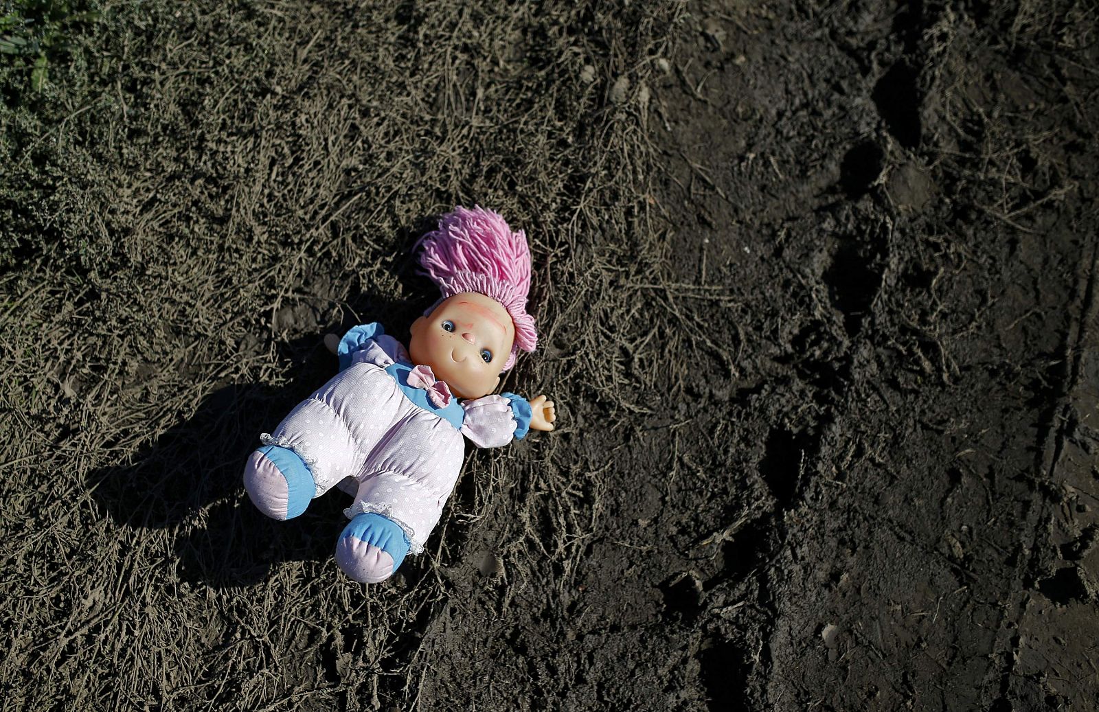 Una muñeca olvidada en el camino que miles de migrantes han hecho para cruzar la frontera croata.