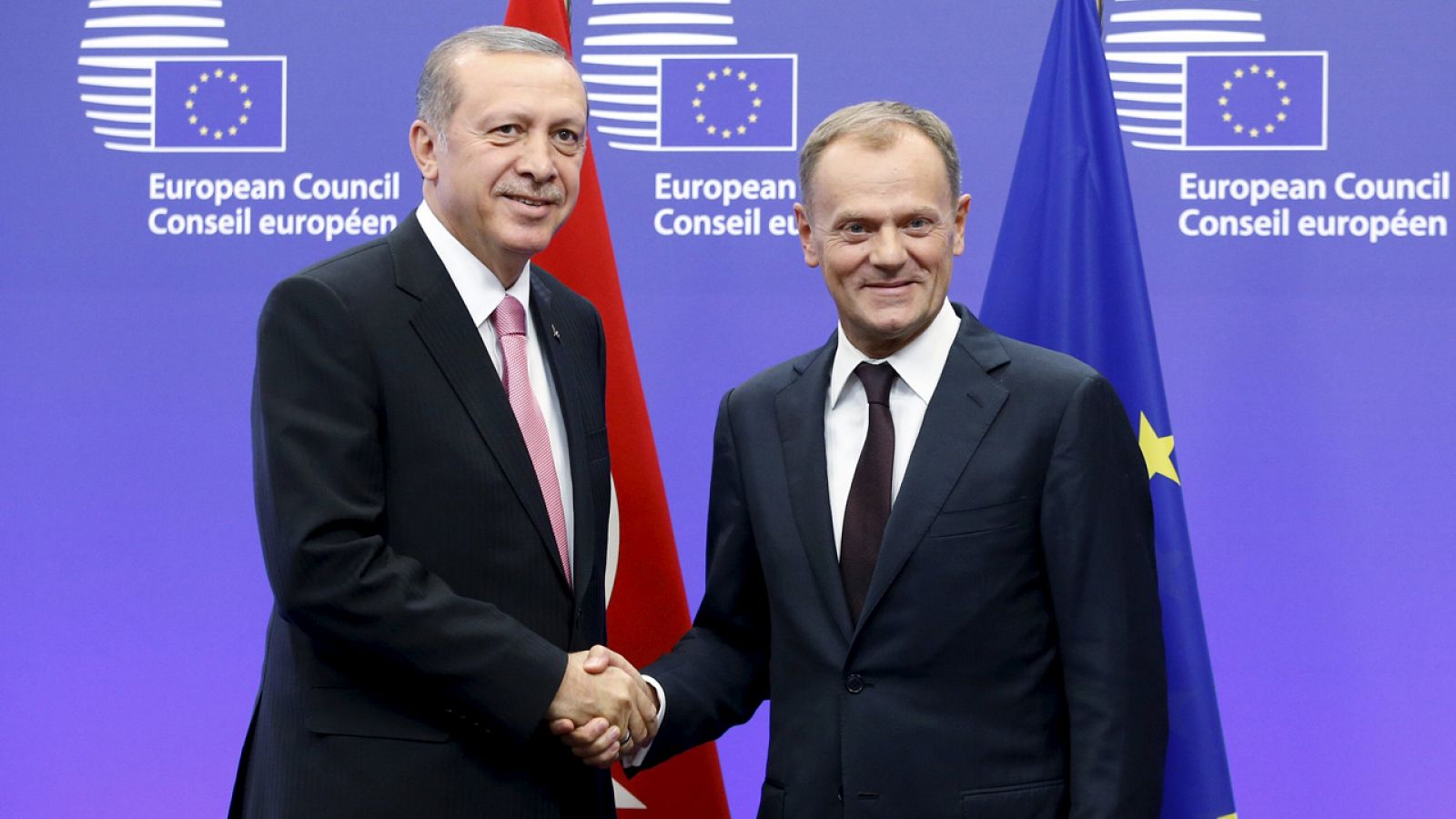El presidente turco Erdogán da la mano a Donald Tusk, presidente del Consejo Europeo