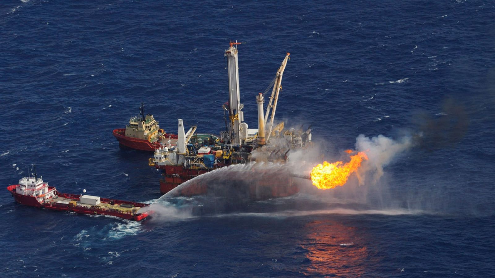 Fotografía tomada el 3 de julio de 2010 que muestra la plataforma petrolífera de BP ardiendo en el Golfo de México