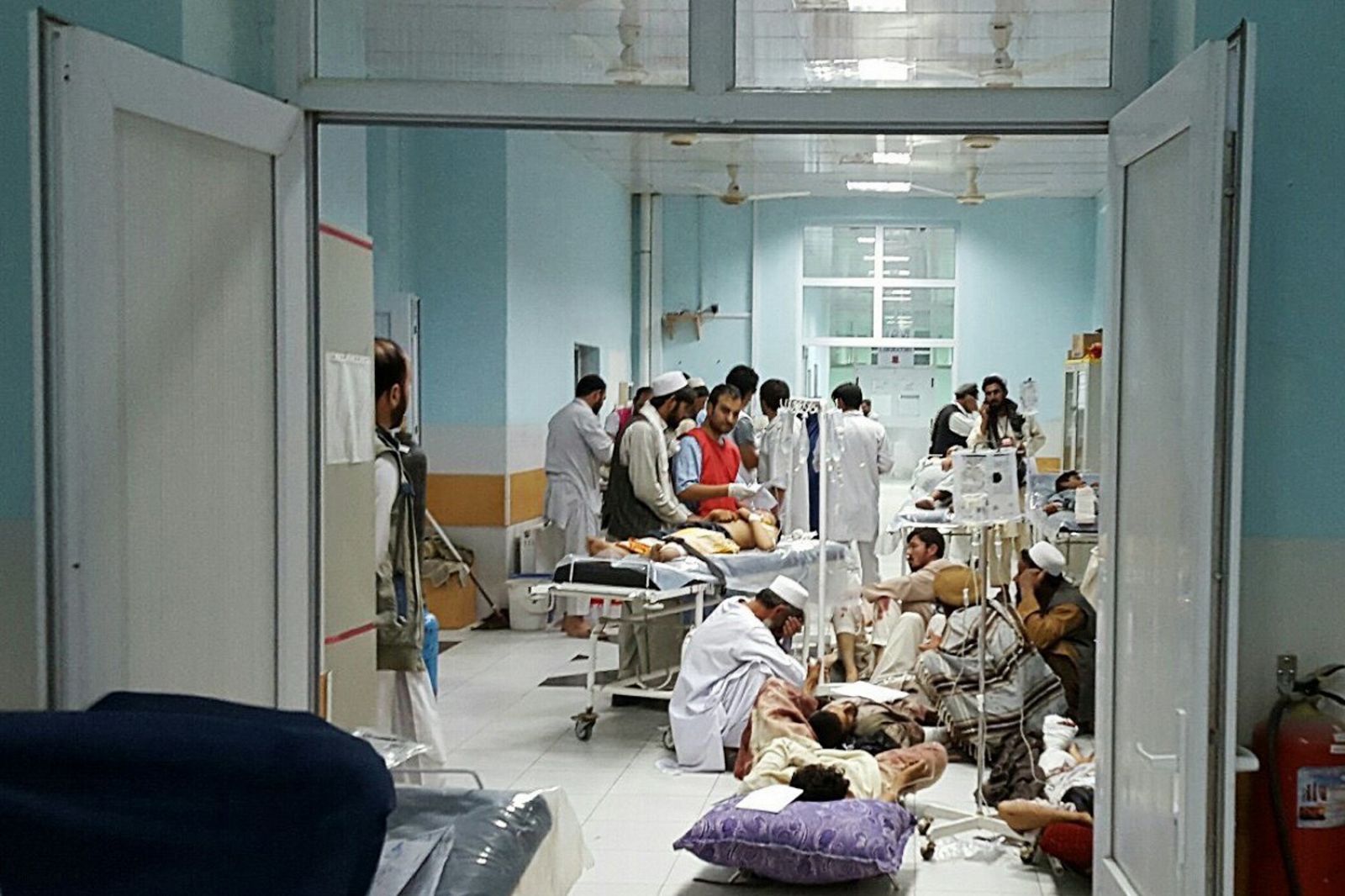 Un equipo de Médicos Sin Fronteras trata a un grupo de civiles heridos en su hospital de Kunduz.